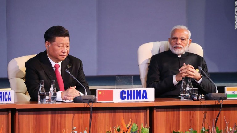 ＢＲＩＣＳの首脳会議に出席した中国の習近平国家主席（左）とインドのモディ首相（右）＝２０１８年７月２７日、南アフリカ・ヨハネスブルク/Mike Hutchings/AFP/Getty Images