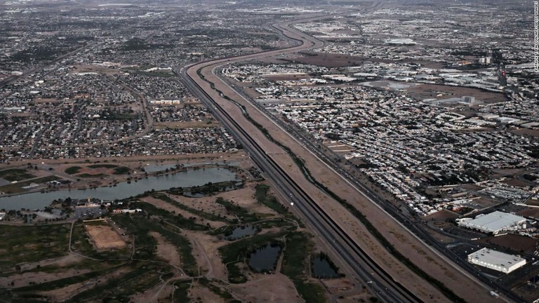 米テキサス州エルパソ（写真左側）とメキシコの国境を流れるリオグランデ川沿い＝５月１２日/Patrick T. Fallon/AFP/Getty Images