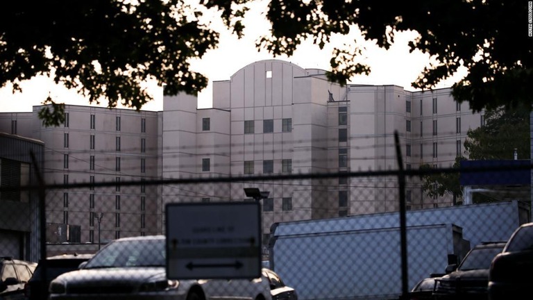 トランプ前米大統領が先月出頭した拘置所で殺傷事件が起き、被収容者１人が死亡した/Austin Steele/CNN
