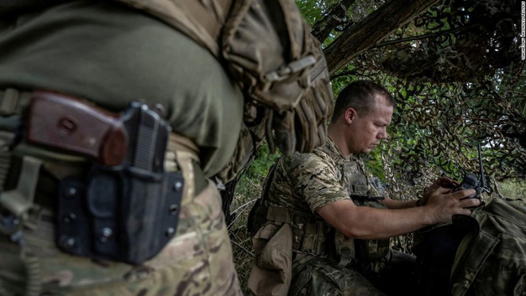 ドローン（無人機）を操作するウクライナ兵＝ウクライナ中南部ザポリージャ州のロボティネ村近郊/Viacheslav Ratynskyi/Reuters