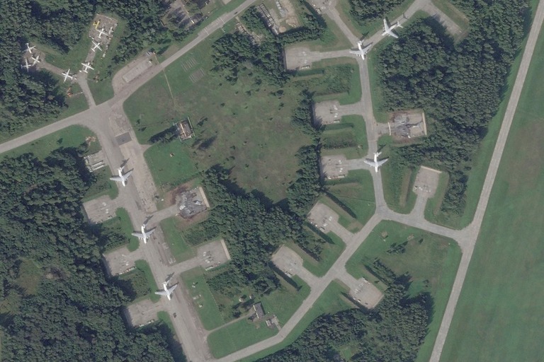 ウクライナのドローン攻撃を受けたロシア・プスコフの飛行場の衛星画像/Planet Labs PBC/AP