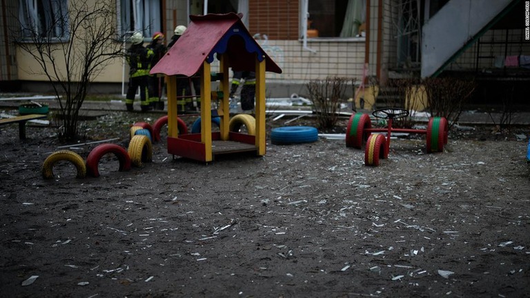 キーウ郊外の幼稚園。近隣の民間施設にヘリコプターが激突し、ガラスが散らばっている/Daniel Cole/AP/File