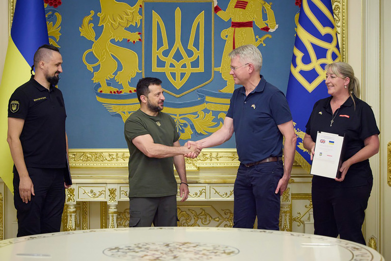 ウクライナのゼレンスキー大統領（右）と握手するＢＡＥのＣ・ウッドバーンＣＥＯ/President of Ukraine