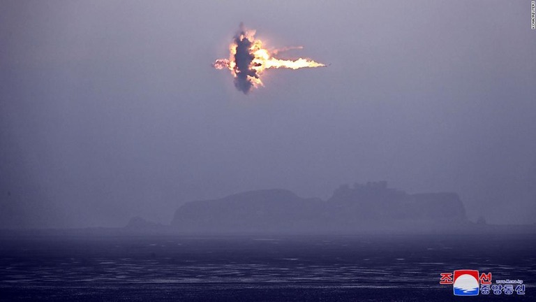 北朝鮮で、戦術核攻撃の仮想訓練として、巡航ミサイルが発射された/KCNA/Reuters
