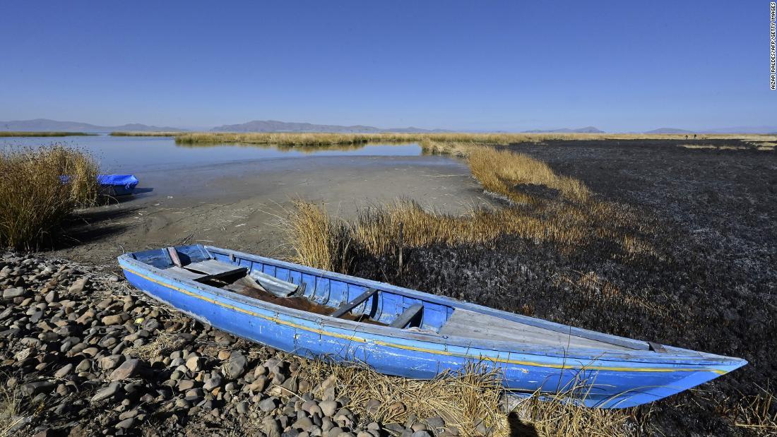 通常はボートを使って移動する水路も利用できなくなった/Aizar Raldes/AFP/Getty Images