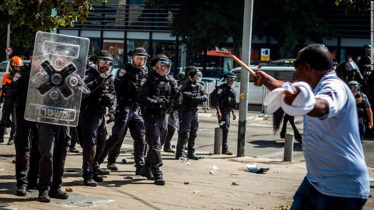 イスラエルのテルアビブで２日、エリトリア難民が衝突し警官を含む多数の負傷者が出た/Ilia Yefimovich/dpa/picture alliance/Getty Images