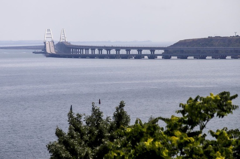 ウクライナ南部クリミア半島とロシア本土を結ぶクリミア橋（ケルチ橋）/Anadolu Agency/Getty Images