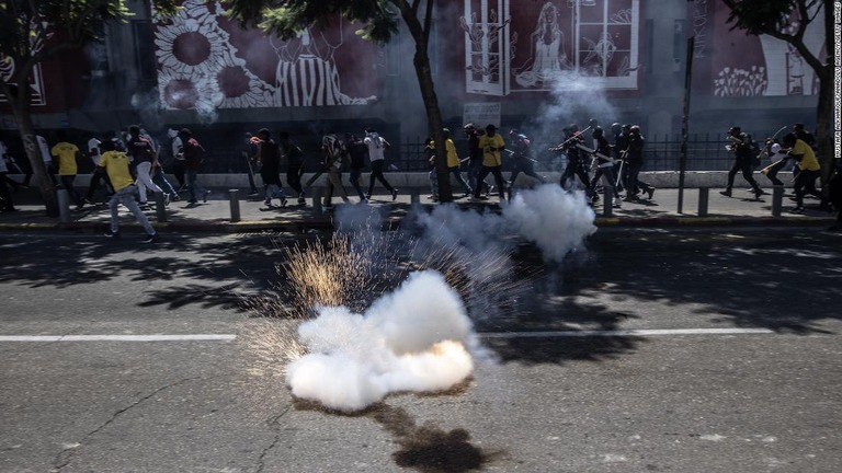 衝突に介入するイスラエルの警官/ Mustafa Alkharouf/Anadolu Agency/Getty Images