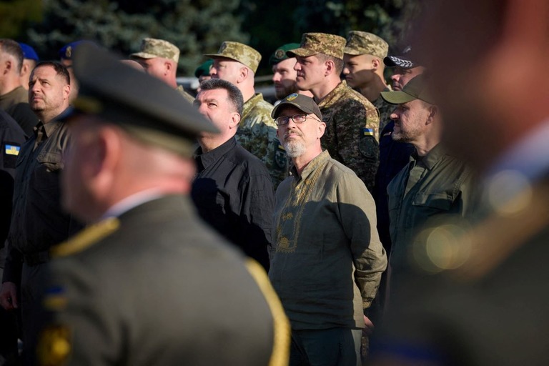 ウクライナのレズニコウ国防相（中央）の解任が決定した/Ukrainian Presidential Press Service/Reuters