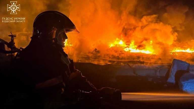 ドローン攻撃による火災発生後、消火活動にあたる消防士＝ウクライナ南部オデーサ州/State Emergency Services of Ukraine