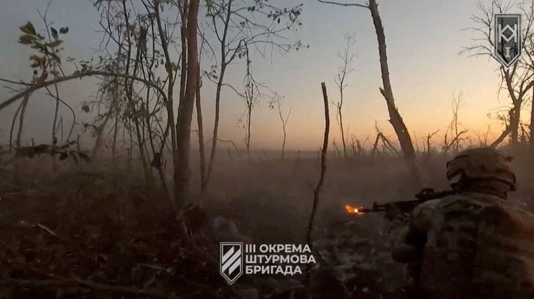 ウクライナ東部ドネツク州とルハンスク州の一部で、ロシア軍とウクライナ軍による激しい戦闘が続いているという/Ukrainian Armed Forces Press Service/Reuters