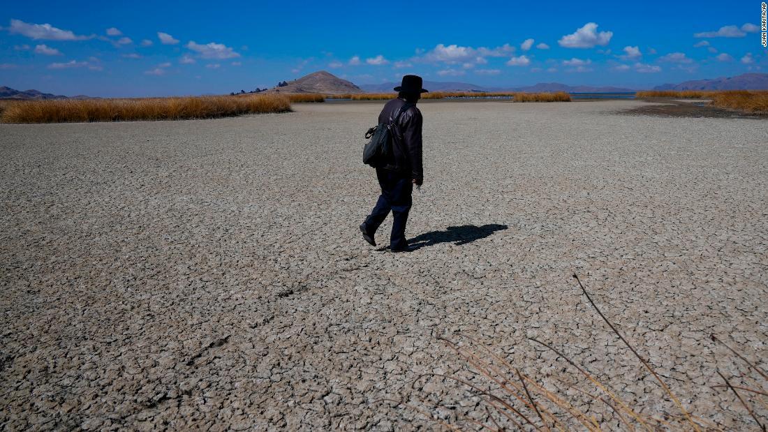 南米ティティカカ湖は水位の低下により一部が干上がっている/Juan Karita/AP