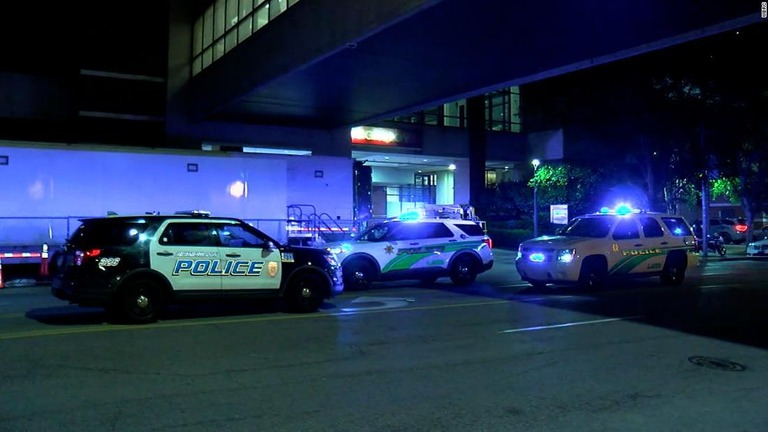 銃撃事件発生後、病院に駆けつけた警察車両＝４日、米アラバマ州バーミンガム/WBRC