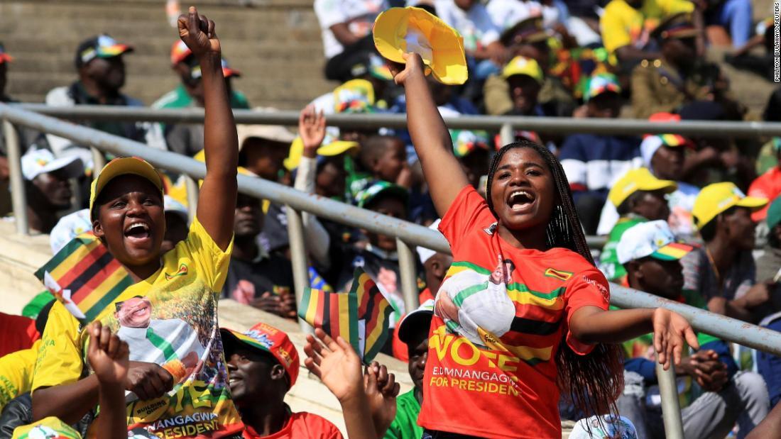 歓声を上げるムナンガグワ大統領の支持者/Philimon Bulawayo/Reuters