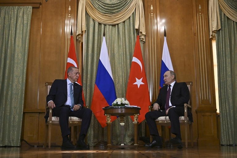 トルコのエルドアン大統領（左）とロシアのプーチン大統領がソチで会談した/Dogukan Keskinkilic/Anadolu Agency/Getty Images