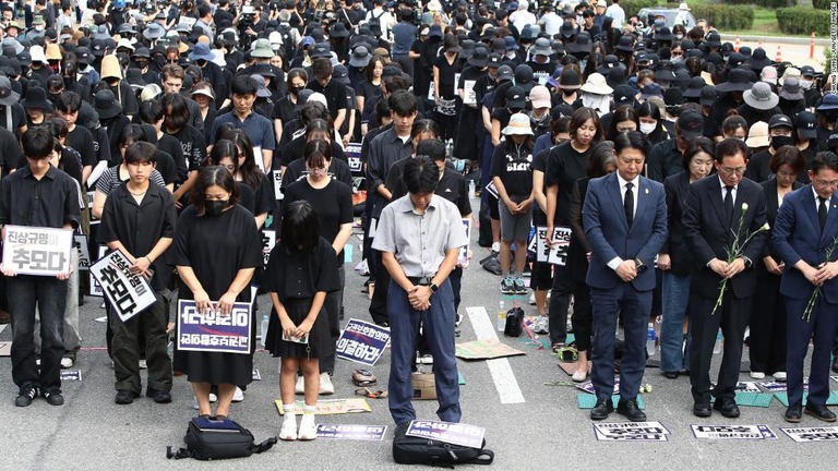 黒い服を着てデモに参加した人々＝４日、韓国首都ソウル/Chung Sung-Jun/Getty Images