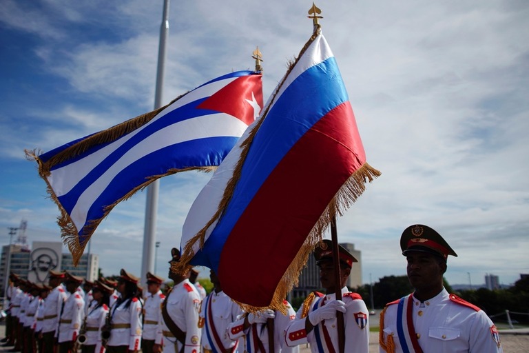 キューバが、ウクライナでロシアのために戦うキューバ人を採用する人身売買ネットワークを摘発したと明らかにした/Alexandre Meneghini/Reuters/File