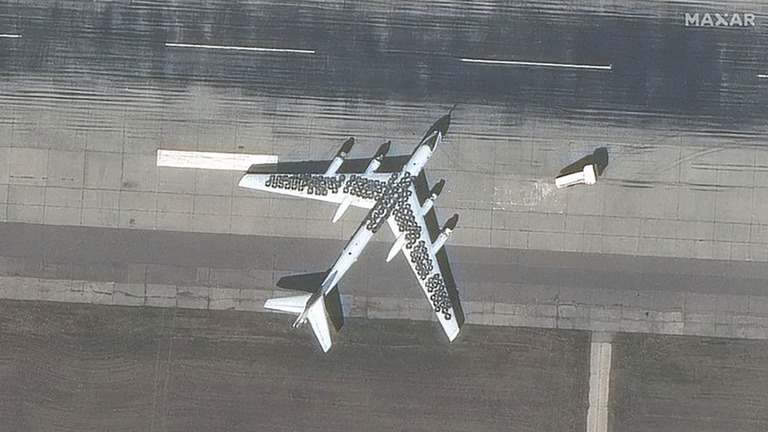 ロシア軍の基地に駐機する爆撃機の衛星画像。翼などにタイヤが並べて置かれている/©2023 Maxar Technologies