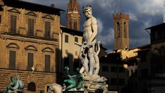 フィレンツェで噴水の像によじ登り破損、独観光客を拘束
