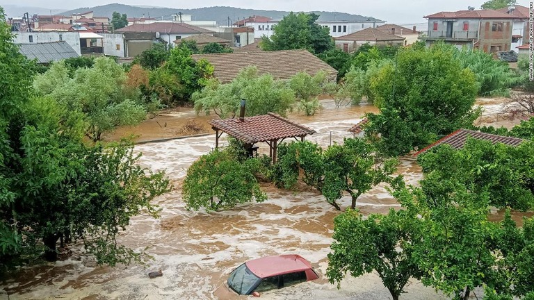 大雨に見舞われ水没した車（写真手前）＝５日、ギリシャ中部ボロス近郊/Thanassis Kalliaras/Eurokinissi/Reuters