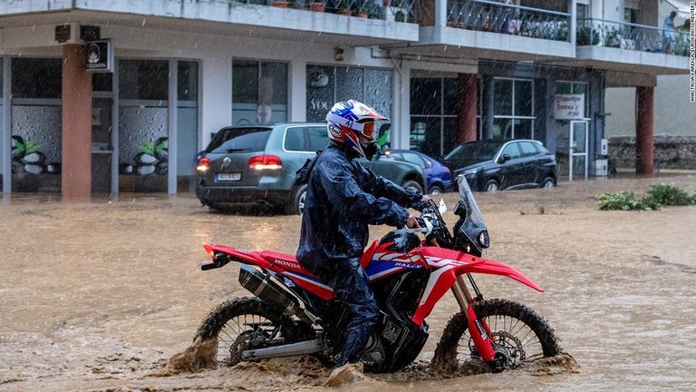 冠水した通りをバイクで走行する人＝５日、ギリシャ・ボロス/Anastasia Karekla/Eurokinissi/Reuters