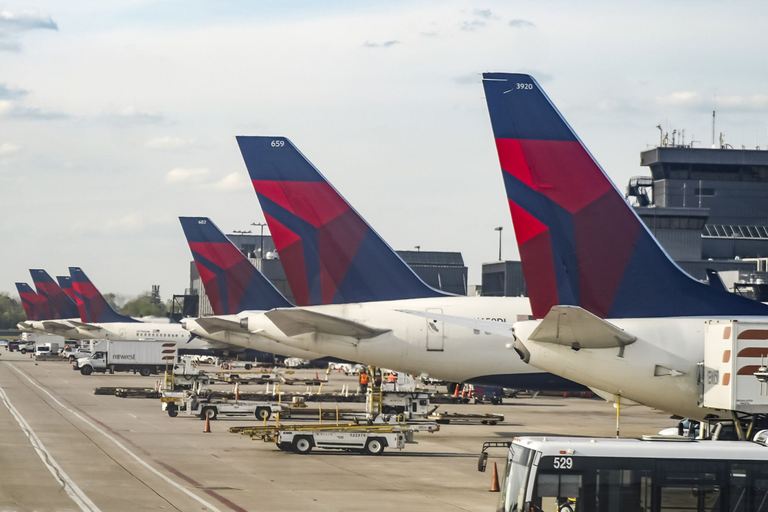 乗客１人の下痢のため米デルタ航空の旅客機が米国へ引き返した/Camilo Freedman/SOPA Images/LightRocket/Getty Images