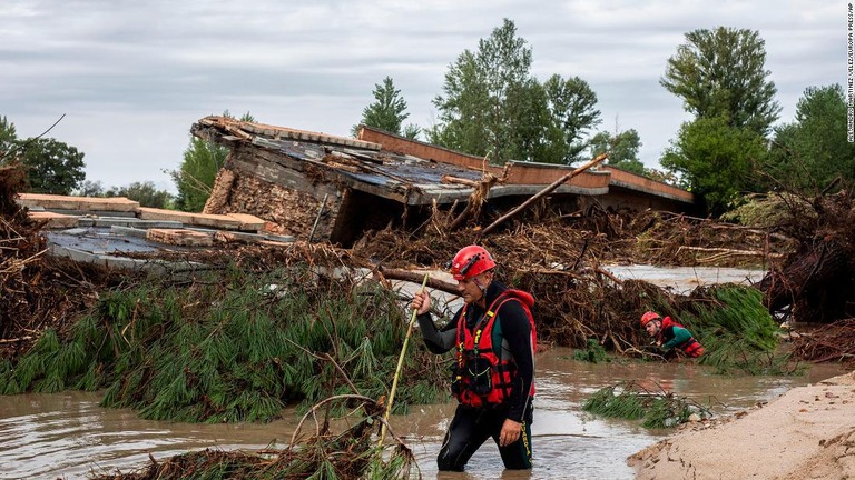 豪雨により流されたアルベルチェ川にかかる橋＝４日、スペイン/Alejandro Martínez Vélez/Europa Press/AP