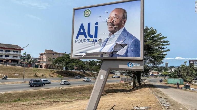 破られたボンゴ大統領のポスター/AFP/Getty Images