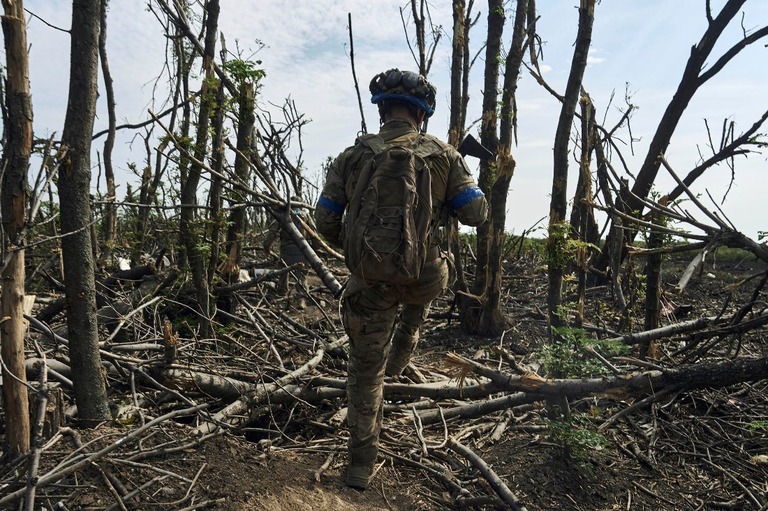 配置につくウクライナ軍の兵士＝４日、ウクライナ東部バフムート近郊/Libkos/AP