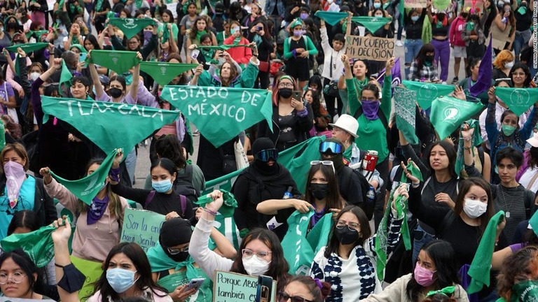 人工妊娠中絶の権利を巡ってデモを行う人々＝２０２２年９月２８日、メキシコ市/Silvana Flores/AFP/Getty Imagesx