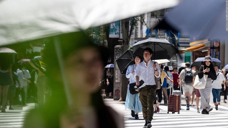 日傘を差す人々＝７月３０日、東京/Richard A. Brooks/AFP/Getty Images