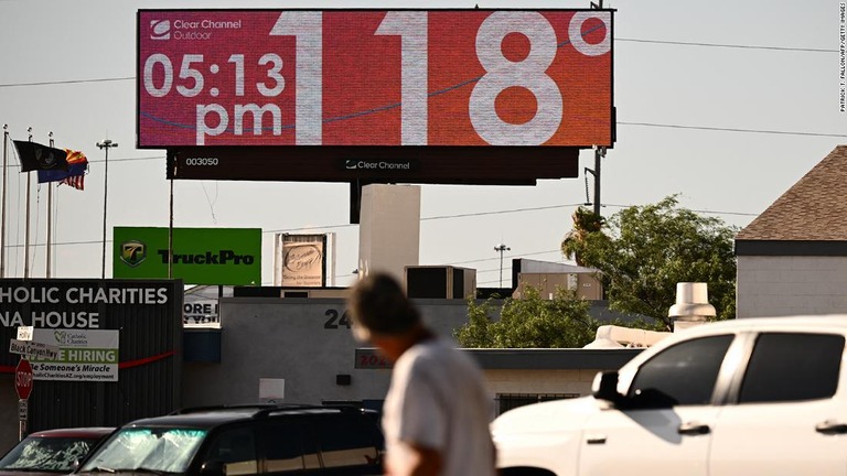 記録的気温上昇が続いた米アリゾナ州フェニックスでは看板の気温がカ氏１１８度（セ氏約４８度）と表示された＝７月１８日/Patrick T. Fallon/AFP/Getty Images