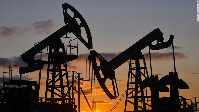 サウジアラビアとロシアからの供給が減少することなどから、原油価格が来年には１バレル＝１００ドル台に達するとの見通しが出ている/Alexander Manzyuk/Reuters