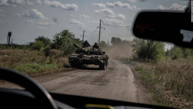 走行するウクライナ軍の戦車＝８月２５日、ウクライナ・ザポリージャ州/Viacheslav Ratynskyi/Reuters