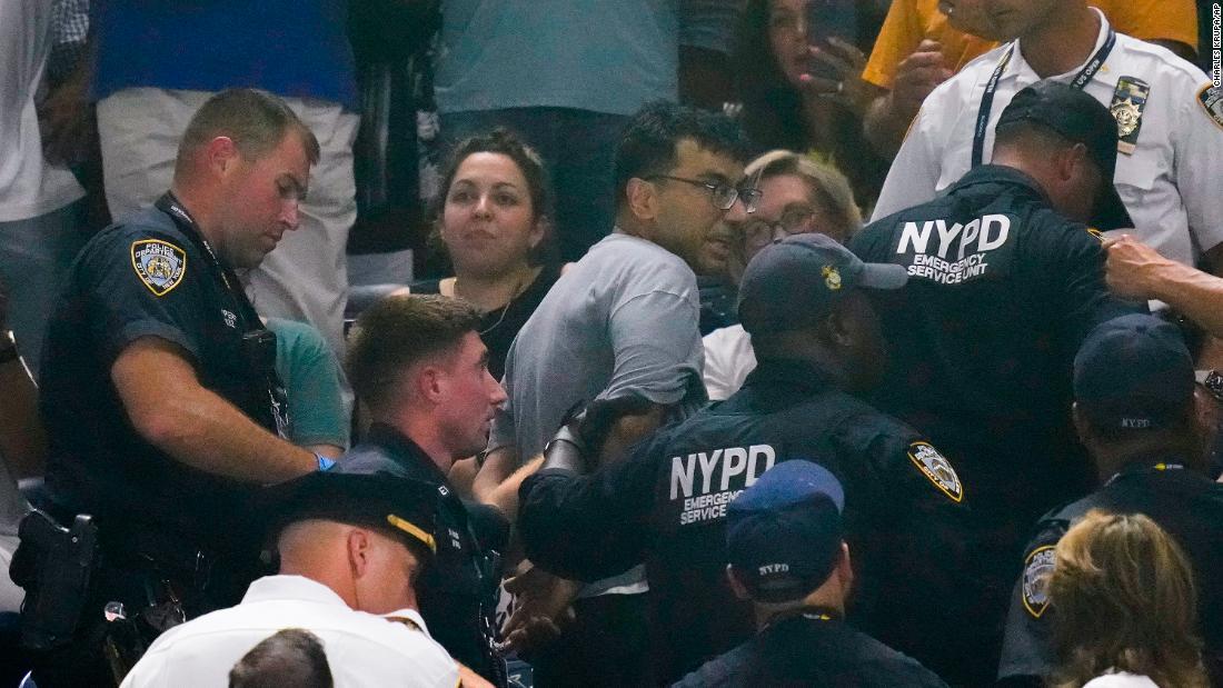 ニューヨーク市警が観客席の男性を連れ出す様子/Charles Krupa/AP