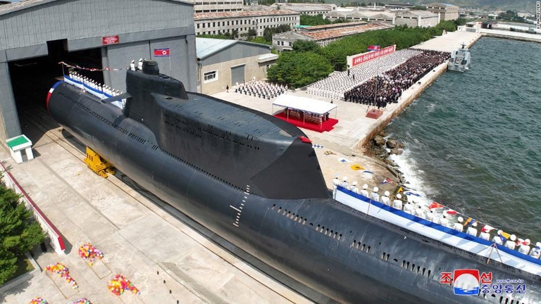 ８日に公開された戦術核攻撃潜水艦の進水式の写真/KCNA/Reuters