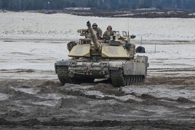 戦車「エイブラムス」で訓練を行う米兵＝４月１２日、ポーランド・ノワ・デバ/Artur Widak/NurPhoto/Shutterstock