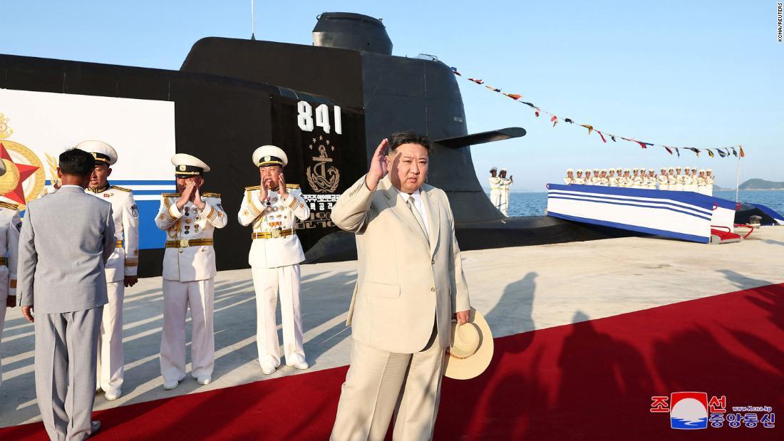 進水式に出席した北朝鮮の金正恩(キムジョンウン)総書記/KCNA/Reuters