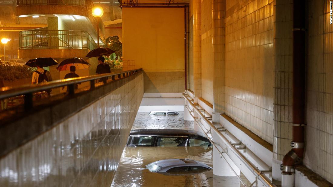 駐車場で水没した車両=8日、香港/Tyrone Siu/Reuters