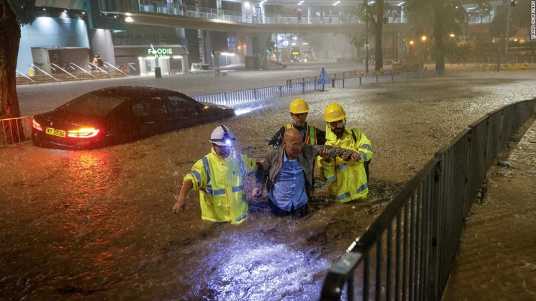 洪水により立ち往生した車の運転手が救出された＝８日、香港/Tyrone Siu/Reuters
