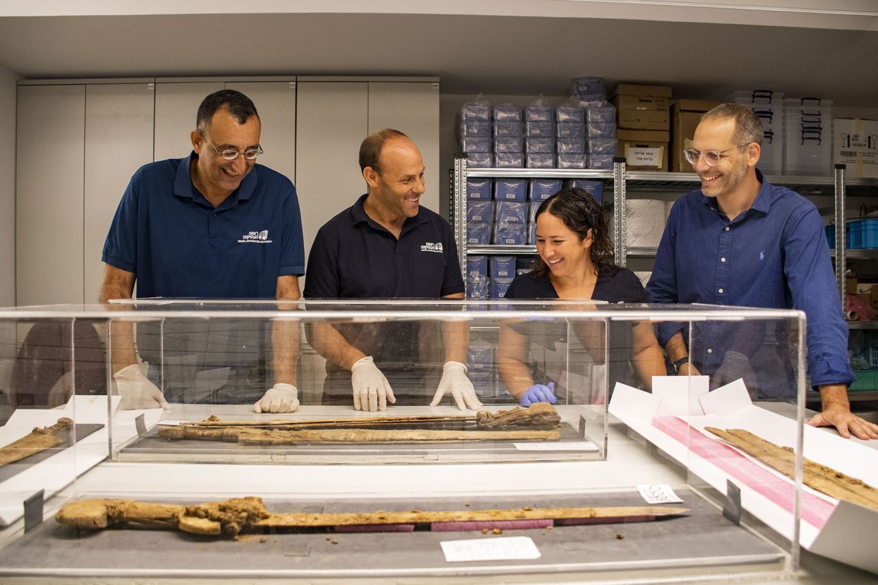 エイタン・クライン氏（中央左）ら４人/Yoli Schwartz/Israel Antiquities Authority