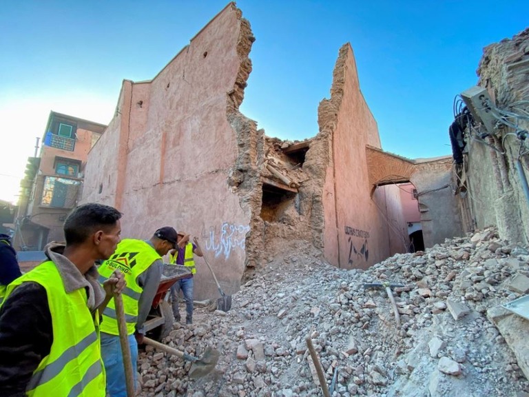 強い地震に見舞われたモロッコ・マラケシュで、瓦礫の山を掘り起こす作業員/Abdelhak Balhaki/Reuters