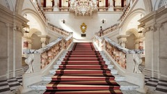 建物内に残るエドワード朝時代の装飾の中でもひときわ目を引くのが、旧陸軍省のロゴをあしらった赤絨毯（じゅうたん）が敷かれた大理石造りの大階段だ
