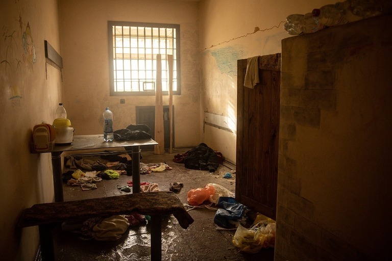 ロシア人が民間人の勾留や拷問に使用したと考えられている拘置所の独房＝２０２２年１１月、ウクライナ・ヘルソン州/Chris McGrath/Getty Images