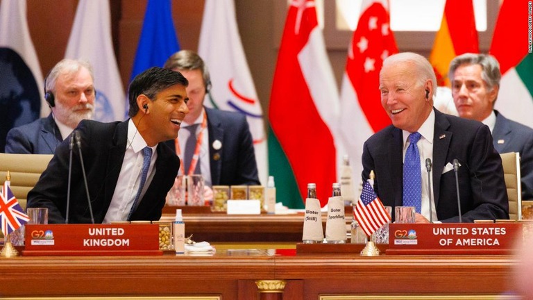 主要２０カ国・地域首脳会議（Ｇ２０サミット）に参加したバイデン米大統領（右）とスナク英首相＝９日、インド・ニューデリー/Dan Kitwood/Getty Images