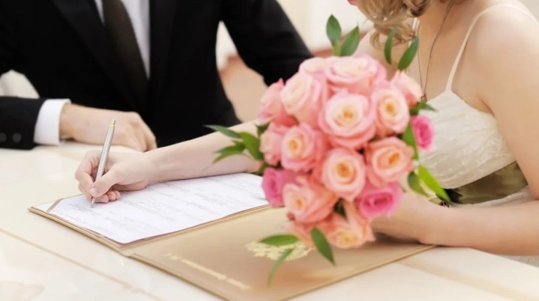 結婚後の名字に関する意識調査で、若い女性の間で結婚後も名字を変えない人が増えている実態が明らかになった/SbytovaMN/iStockphoto/Getty Images