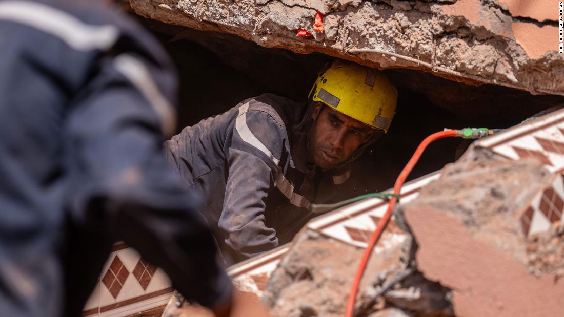 損壊した建物で捜索活動を行う救急隊＝１０日、モロッコ・ムーレイブラヒム/Carl Court/Getty Images