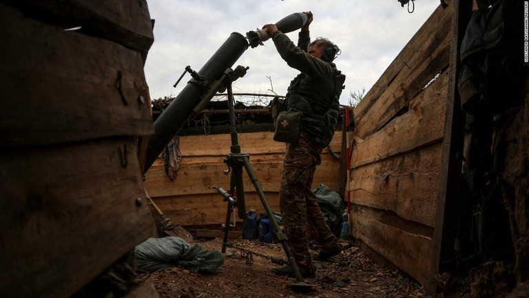 迫撃砲の準備をするウクライナ軍兵士＝４日、ウクライナ南部ザポリージャ州/Oleksandr Ratushniak/Reuters