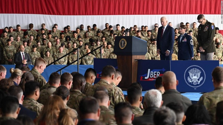 ９・１１同時テロに関する米軍基地での演説中、兵士らとともに頭を垂れるバイデン氏/Saul Loeb/AFP/Getty Images