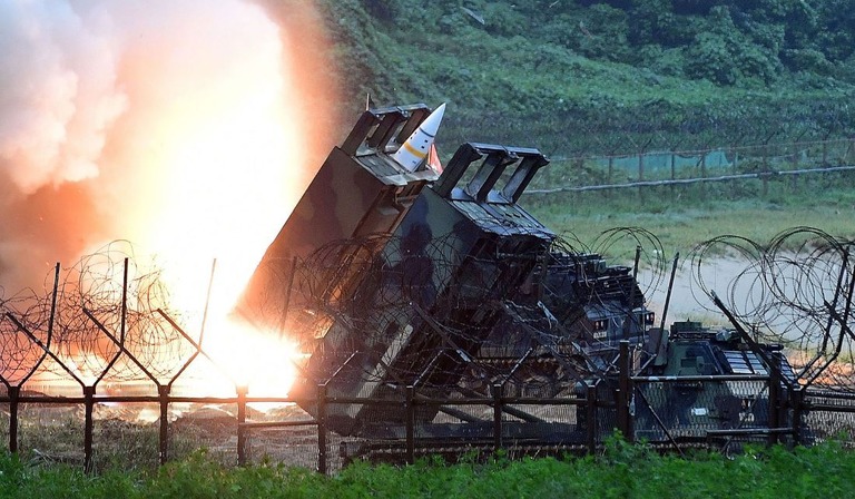 １７年７月の米韓合同軍事演習時に使用された長距離ミサイル「ＡＴＡＣＭＳ」。ウクライナへの同型ミサイル供与を巡り議論が行われている/South Korean Defense Ministry/Getty Images/FILE